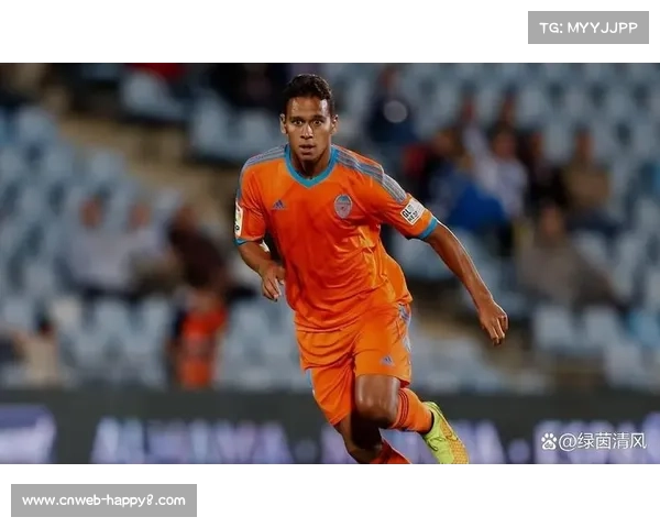 青岛海牛中国香港中场黄皓隽转会港超杰志